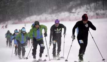 滑雪教练团队拍照姿势 滑雪教练主要做什么