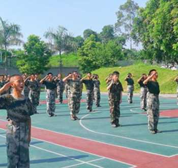 小孩子军训培训学校挨打 小孩子军训培训学校