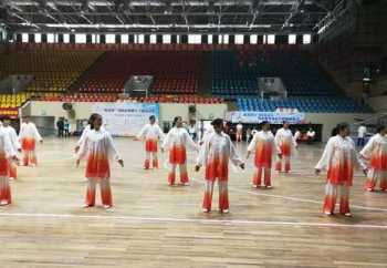 女子阻挡地铁关门 地铁没关门会走吗