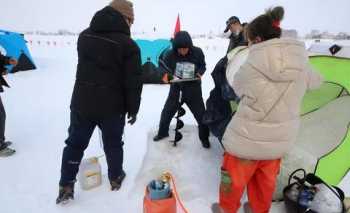 汽车驶上冰面坠河 冬钓大棚柳根钓法