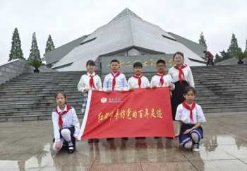 陵园小学 我小学时学校每年清明节都会组织去烈士陵园扫墓，现在学校都怎么组织学生清明去扫墓的