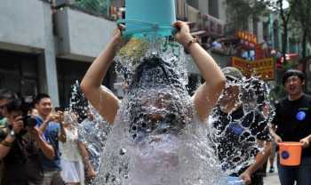 ice bucket challenge 冰桶挑战是什么意思