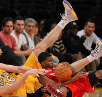 篮球防守 打篮球防守时用手顶着对方进攻犯不犯规